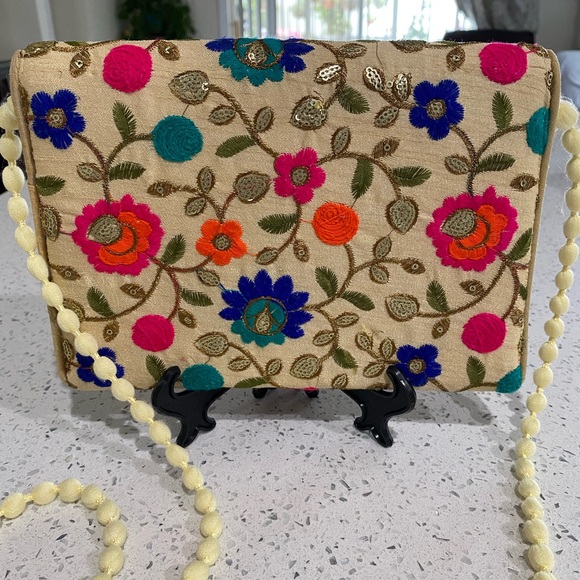 Small embroidered envelope crossbody purse. - Picture 7 of 7